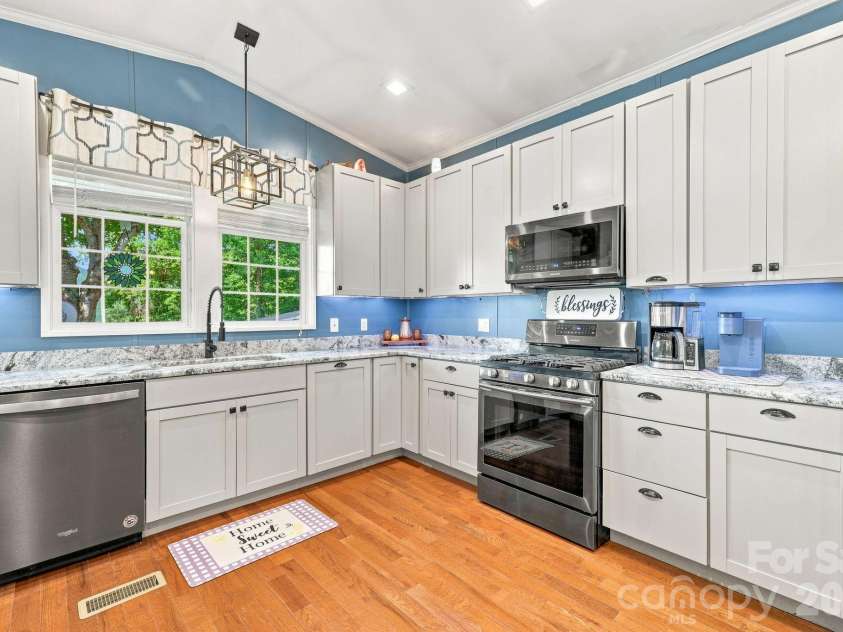 4 Sunset Farms Road, Whittier, NC 28789.  MLS# CAR4416408, YatesRealty ID 45394. Large Kitchen