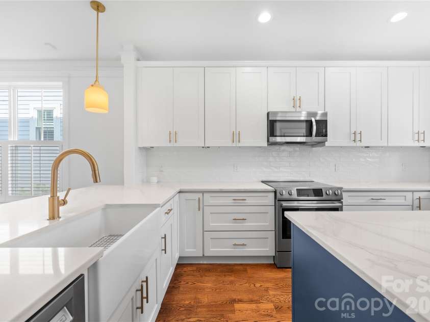 711 8th Street, Charlotte, NC 28202.  MLS# CAR4412383, YatesRealty ID 45395. 
