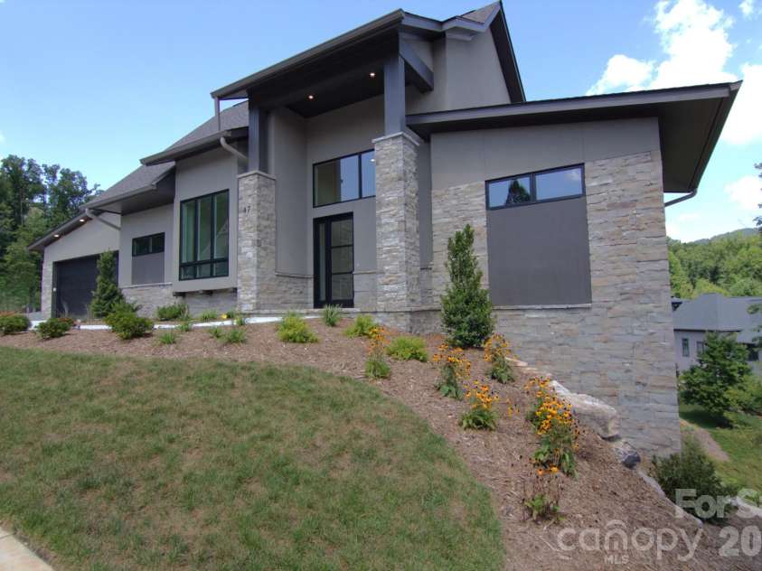 47 Versailles Lane, Asheville, NC 28804.  MLS# CAR4415232, YatesRealty ID 45396. 