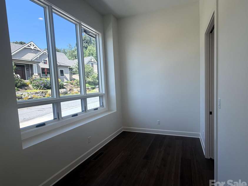 47 Versailles Lane, Asheville, NC 28804.  MLS# CAR4415232, YatesRealty ID 45396. Flex Room