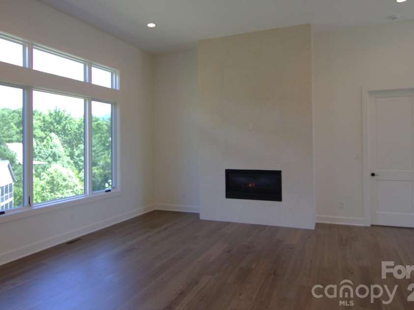47 Versailles Lane, Asheville, NC 28804.  MLS# CAR4415232, YatesRealty ID 45396. Great Room