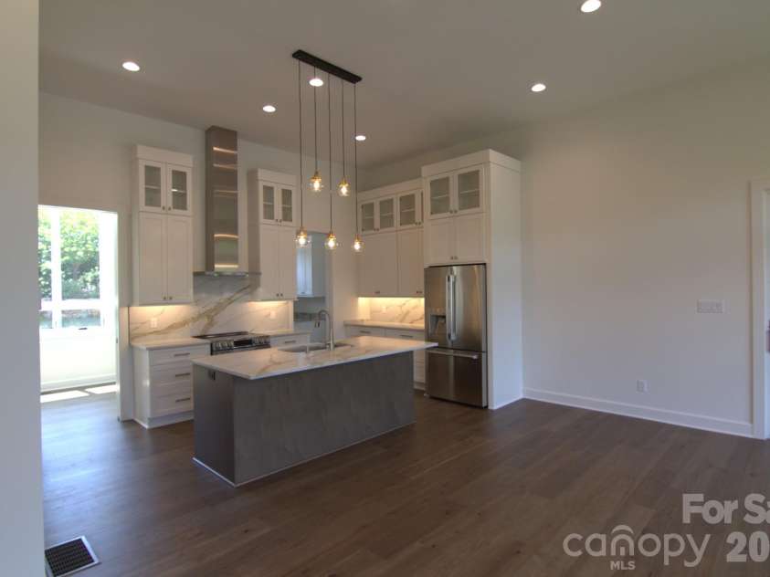 47 Versailles Lane, Asheville, NC 28804.  MLS# CAR4415232, YatesRealty ID 45396. Kitchen