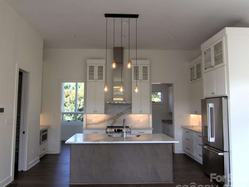 47 Versailles Lane, Asheville, NC 28804.  MLS# CAR4415232, YatesRealty ID 45396. Kitchen