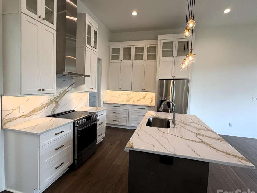 47 Versailles Lane, Asheville, NC 28804.  MLS# CAR4415232, YatesRealty ID 45396. Kitchen