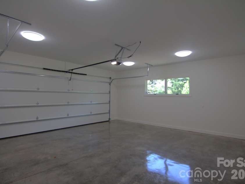 47 Versailles Lane, Asheville, NC 28804.  MLS# CAR4415232, YatesRealty ID 45396. Main Level Garage