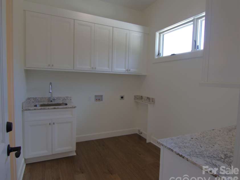 47 Versailles Lane, Asheville, NC 28804.  MLS# CAR4415232, YatesRealty ID 45396. Main Level Laundry