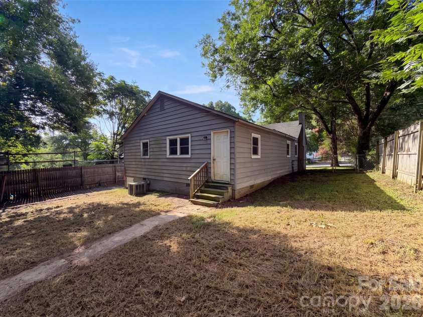 831 Fairview Street, Kannapolis, NC 28083.  MLS# CAR4416425, YatesRealty ID 45406. 