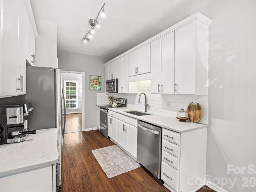 5933 Fitzwilliams Lane, Charlotte, NC 28270.  MLS# CAR4411055, YatesRealty ID 45409. Gorgeous kitchen with stone countertops and subway tile backsplash.