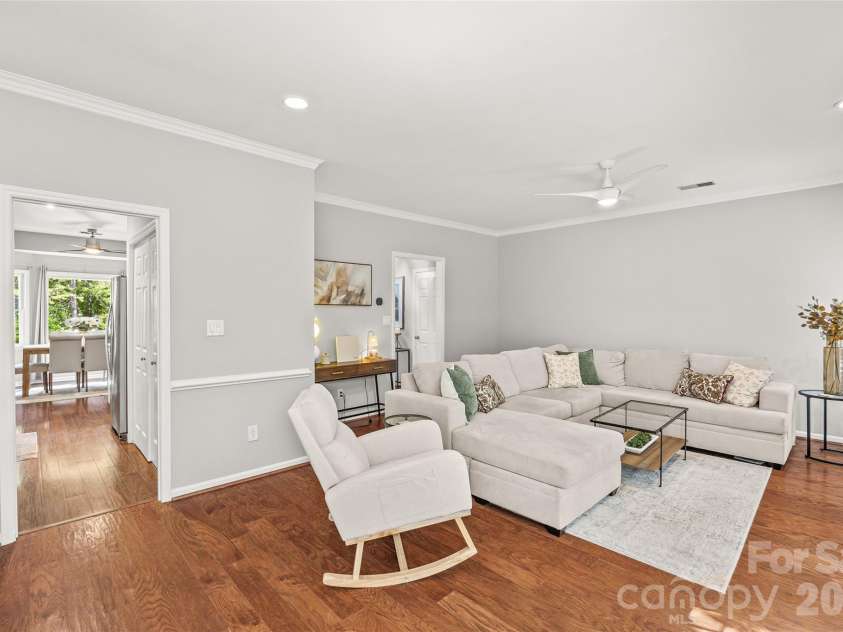 5933 Fitzwilliams Lane, Charlotte, NC 28270.  MLS# CAR4411055, YatesRealty ID 45409. Open flow for entertaining.