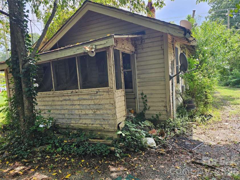 504 Hospital Avenue, Lenoir, NC 28645.  MLS# CAR4416329, YatesRealty ID 45413. 