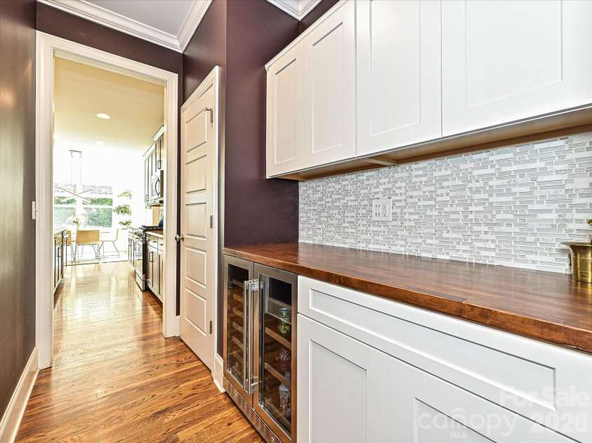 20032 Northport Drive, Cornelius, NC 28031.  MLS# CAR4416087, YatesRealty ID 45414. Butler's Pantry