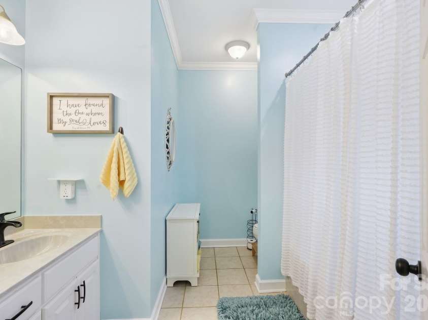 2055 Tiger Paw Lane, York, SC 29745.  MLS# CAR4425270, YatesRealty ID 45420. Bathroom #1 - Primary - Main level