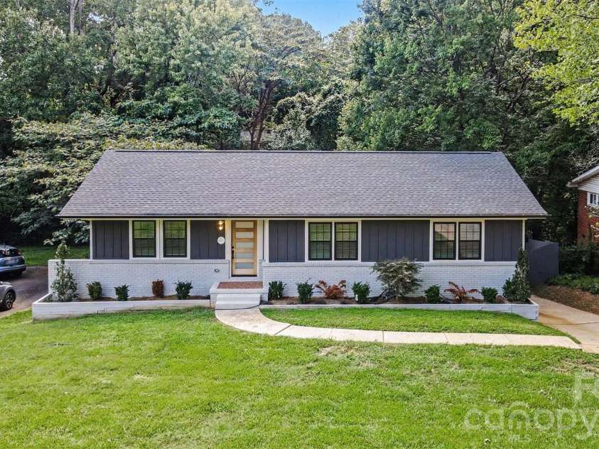 2000 Kilborne Drive, Charlotte, NC 28205.  MLS# CAR4415514, YatesRealty ID 45422. 