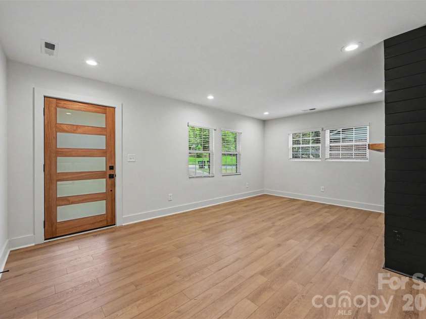 2000 Kilborne Drive, Charlotte, NC 28205.  MLS# CAR4415514, YatesRealty ID 45422. 