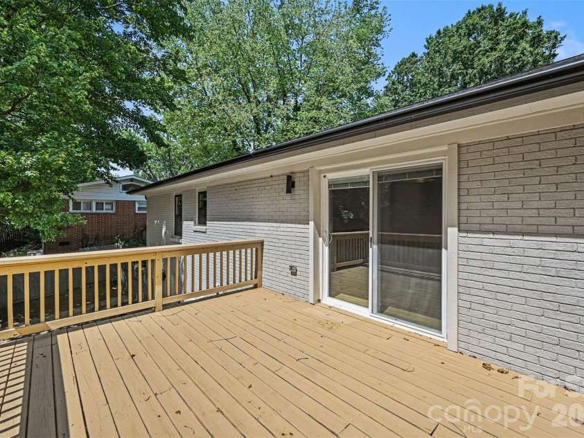 2000 Kilborne Drive, Charlotte, NC 28205.  MLS# CAR4415514, YatesRealty ID 45422. 