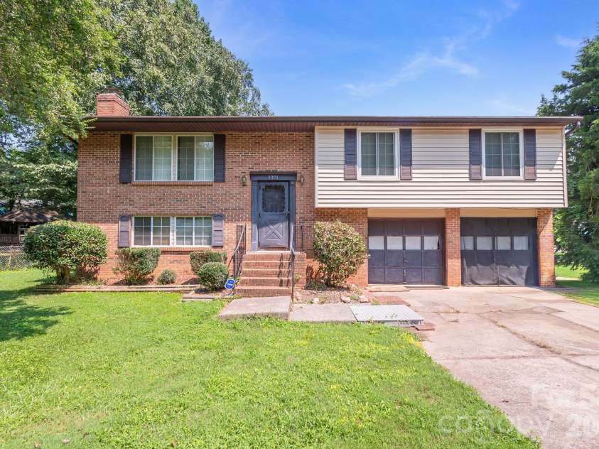 6204 Turtle Neck Lane, Charlotte, NC 28227.  MLS# CAR4415648, YatesRealty ID 45425. 