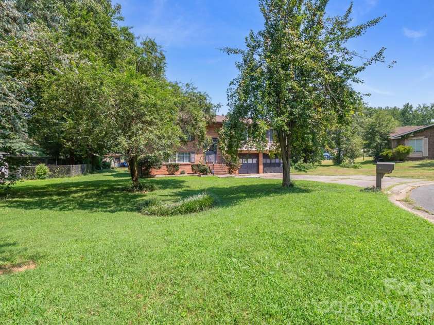 6204 Turtle Neck Lane, Charlotte, NC 28227.  MLS# CAR4415648, YatesRealty ID 45425. 