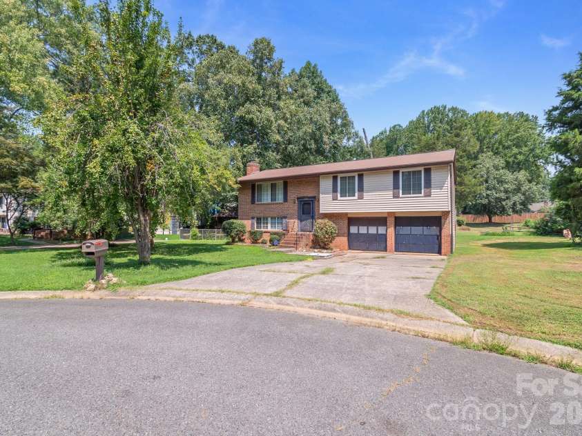 6204 Turtle Neck Lane, Charlotte, NC 28227.  MLS# CAR4415648, YatesRealty ID 45425. 