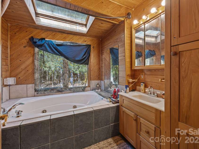 3178 Foxford Drive, Concord, NC 28025.  MLS# CAR4323148, YatesRealty ID 4543. 3178 Foxford Upstairs Bathroom