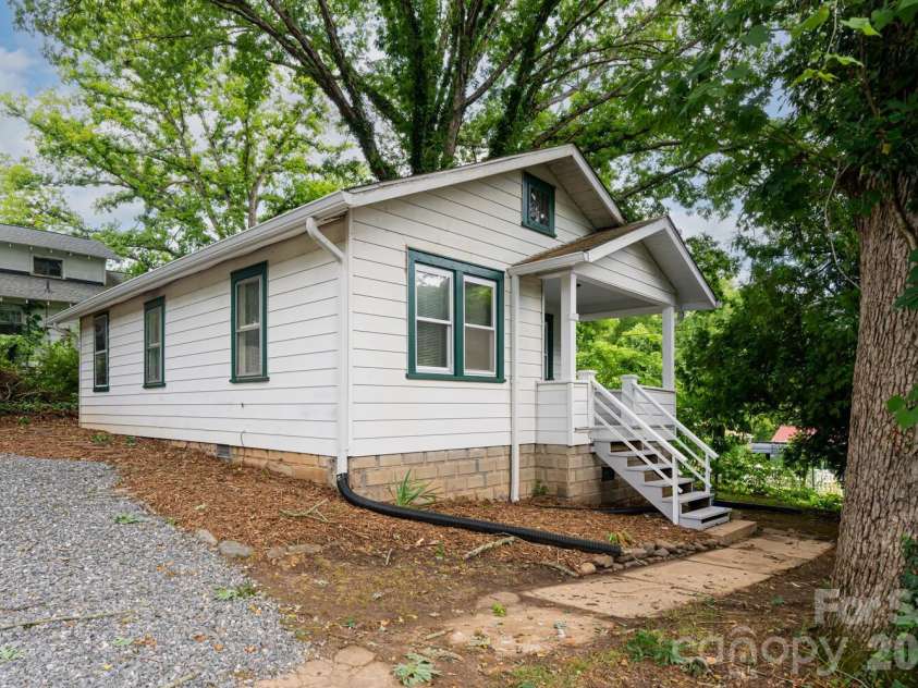 26 First Street, Asheville, NC 28803.  MLS# CAR4416168, YatesRealty ID 45434. 