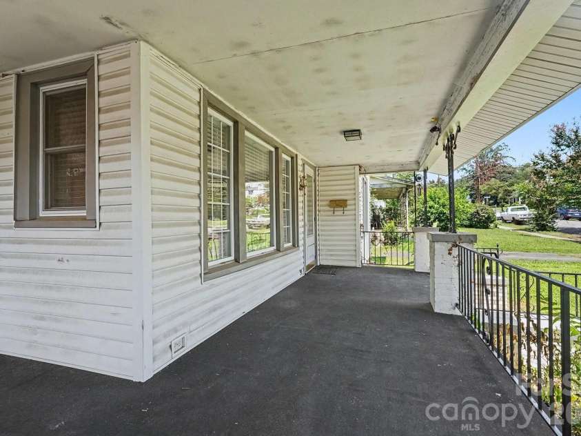 2828 Bon Air Avenue, Winston Salem, NC 27105.  MLS# CAR4415313, YatesRealty ID 45436. 