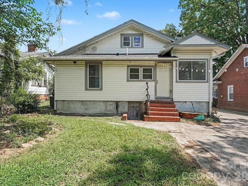 2828 Bon Air Avenue, Winston Salem, NC 27105.  MLS# CAR4415313, YatesRealty ID 45436. 