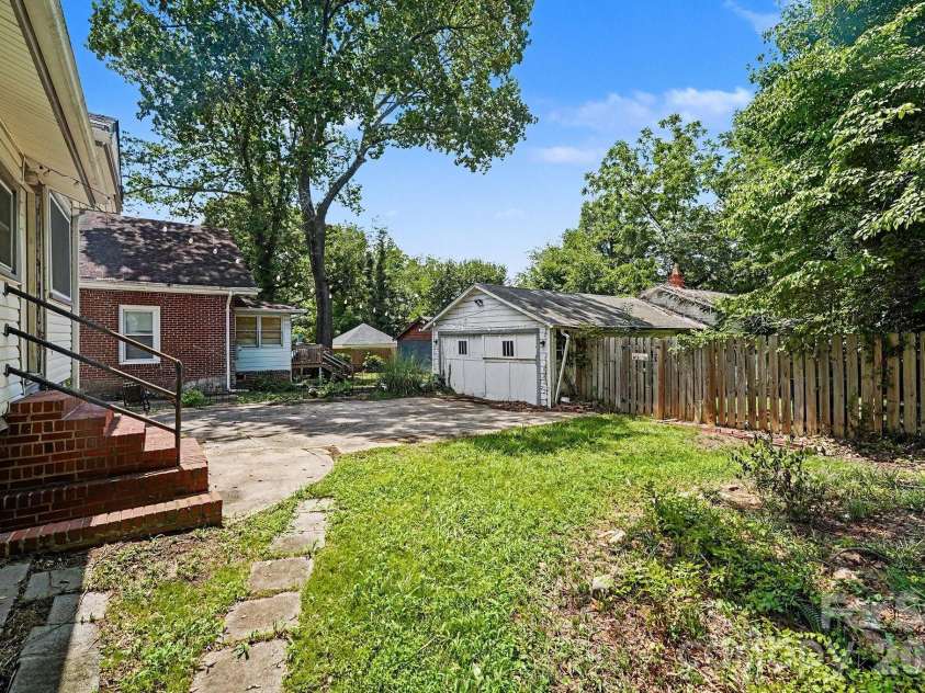 2828 Bon Air Avenue, Winston Salem, NC 27105.  MLS# CAR4415313, YatesRealty ID 45436. 