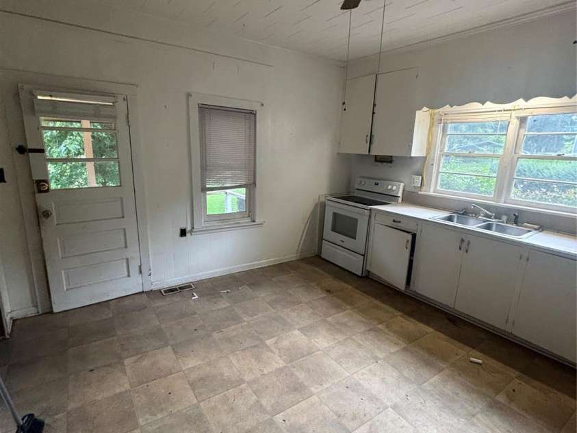 40 Beaver Street, Tryon, NC 28782.  MLS# CAR4415239, YatesRealty ID 45438. 