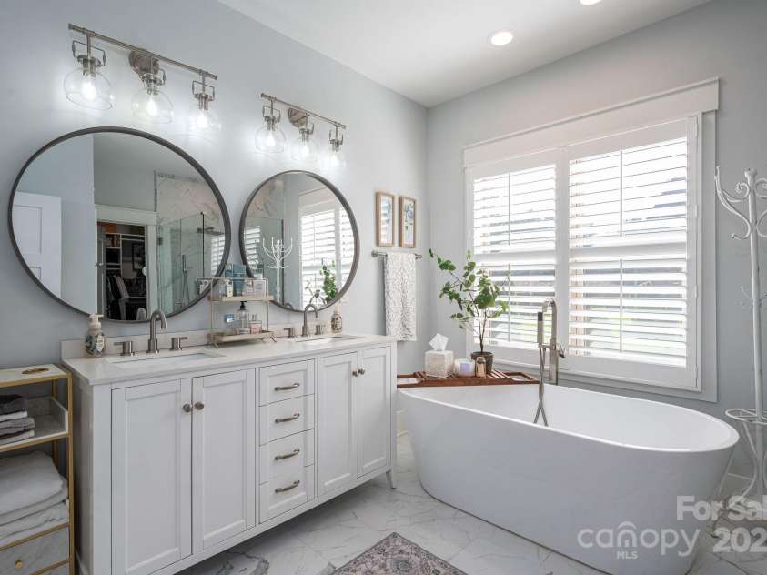 4290 Holly Circle, Conover, NC 28613.  MLS# CAR4321676, YatesRealty ID 4544. Primary Bath