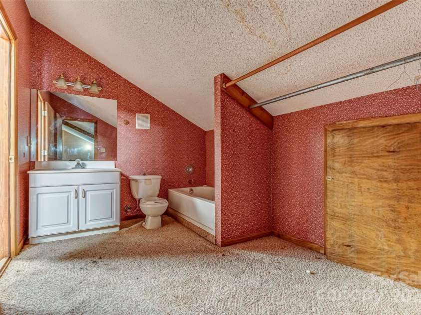 674 Walnut Ridge Road, Brevard, NC 28712.  MLS# CAR4235374, YatesRealty ID 4544. Barn Apartment - Second Level - Bathroom
