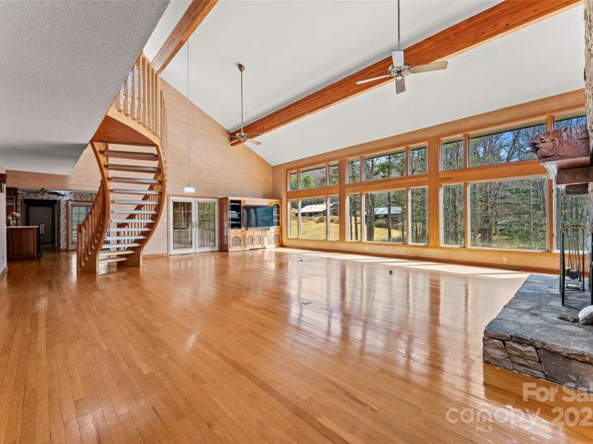 674 Walnut Ridge Road, Brevard, NC 28712.  MLS# CAR4235374, YatesRealty ID 4544. Main House - Main Level - Two-Story Great Room