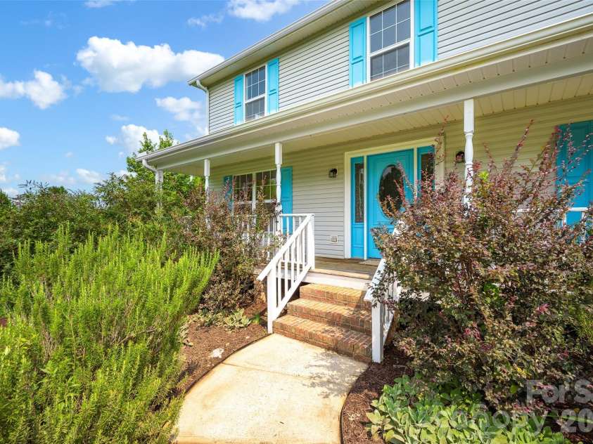 10724 Kingsview Drive, Davidson, NC 28036.  MLS# CAR4409874, YatesRealty ID 45444. 