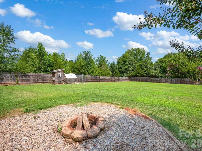10724 Kingsview Drive, Davidson, NC 28036.  MLS# CAR4409874, YatesRealty ID 45444. 
