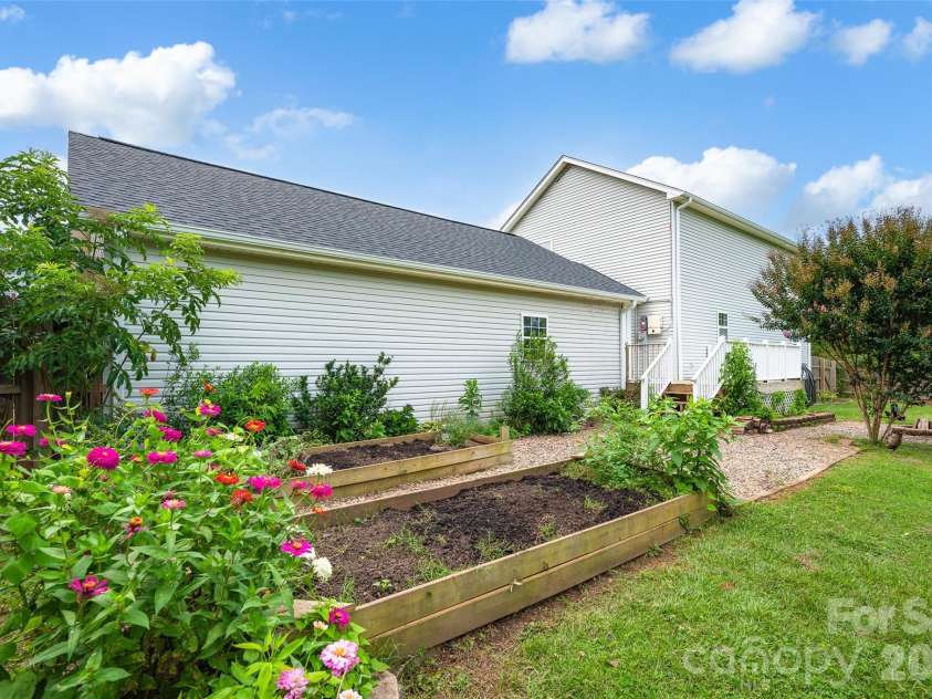 10724 Kingsview Drive, Davidson, NC 28036.  MLS# CAR4409874, YatesRealty ID 45444. 