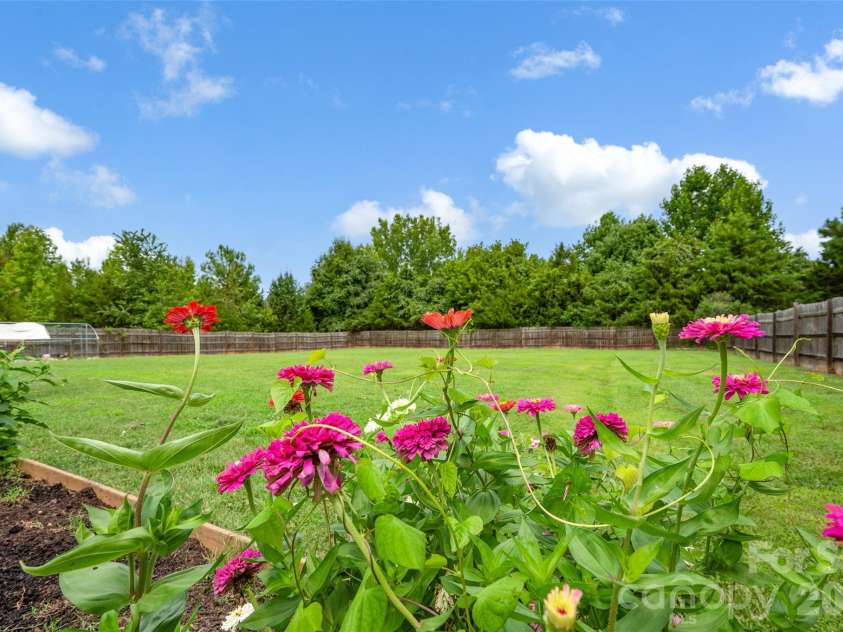 10724 Kingsview Drive, Davidson, NC 28036.  MLS# CAR4409874, YatesRealty ID 45444. 