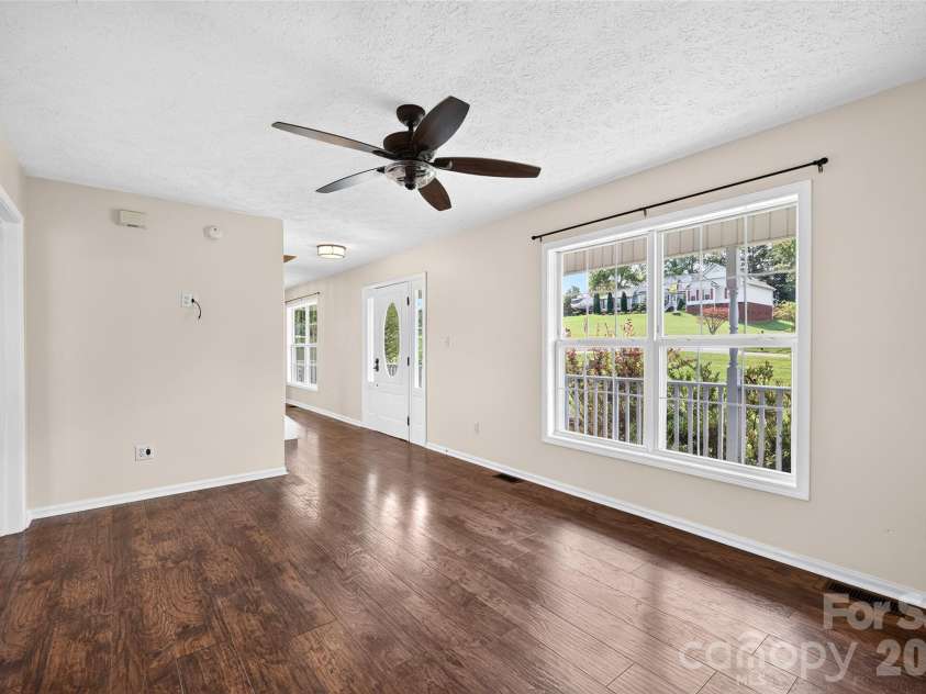 10724 Kingsview Drive, Davidson, NC 28036.  MLS# CAR4409874, YatesRealty ID 45444. Different angle of great room.