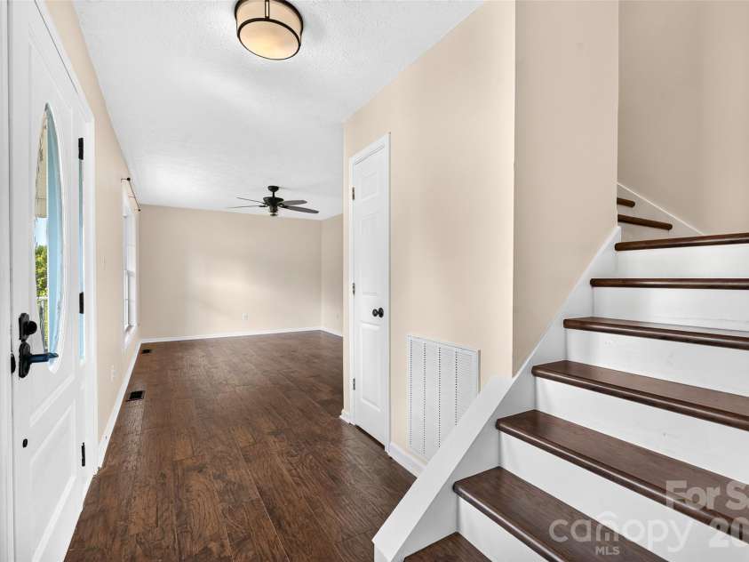 10724 Kingsview Drive, Davidson, NC 28036.  MLS# CAR4409874, YatesRealty ID 45444. Entry into home.