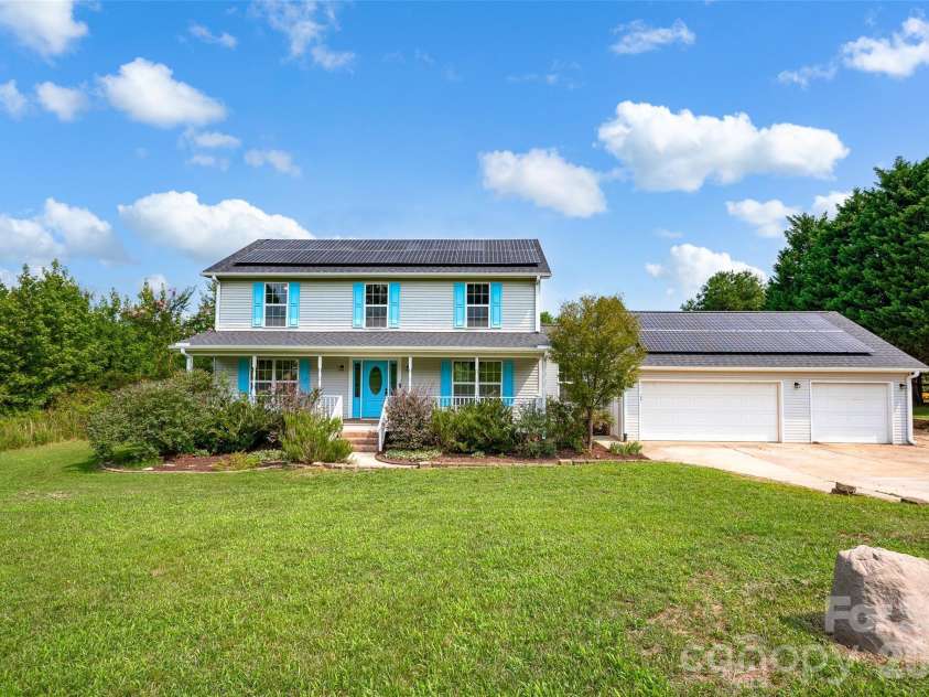 10724 Kingsview Drive, Davidson, NC 28036.  MLS# CAR4409874, YatesRealty ID 45444. Front of Home.