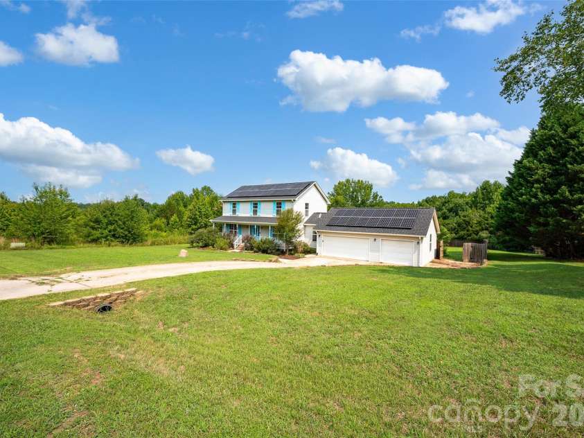 10724 Kingsview Drive, Davidson, NC 28036.  MLS# CAR4409874, YatesRealty ID 45444. Front of home.