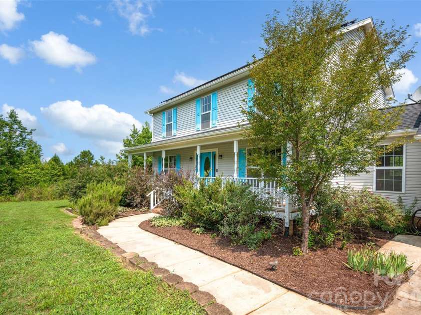 10724 Kingsview Drive, Davidson, NC 28036.  MLS# CAR4409874, YatesRealty ID 45444. Front of home, garden beds.