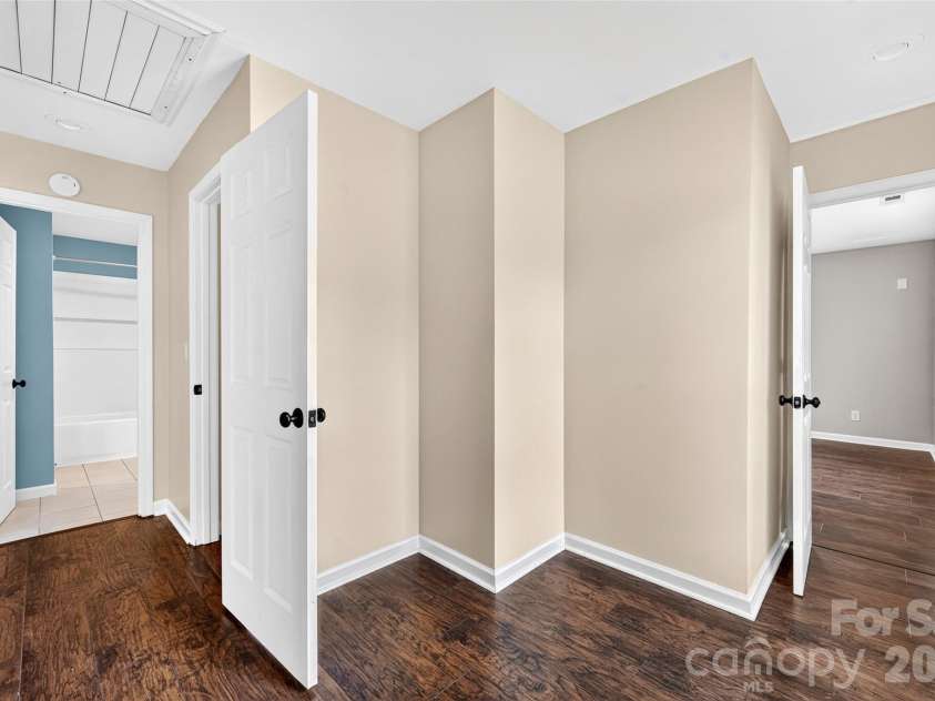 10724 Kingsview Drive, Davidson, NC 28036.  MLS# CAR4409874, YatesRealty ID 45444. Hallway space on second level between flex space, bedroom 3 and primary bedroom.