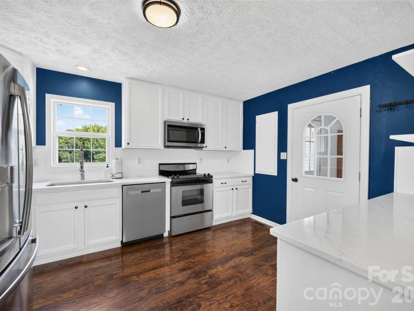 10724 Kingsview Drive, Davidson, NC 28036.  MLS# CAR4409874, YatesRealty ID 45444. Kitchen.