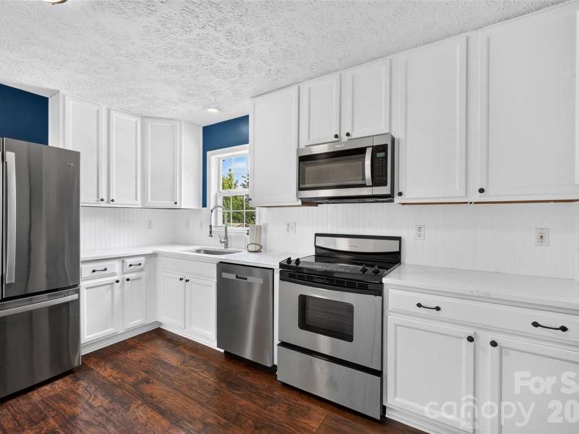 10724 Kingsview Drive, Davidson, NC 28036.  MLS# CAR4409874, YatesRealty ID 45444. Kitchen.