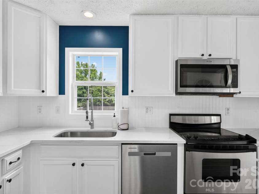 10724 Kingsview Drive, Davidson, NC 28036.  MLS# CAR4409874, YatesRealty ID 45444. Kitchen.