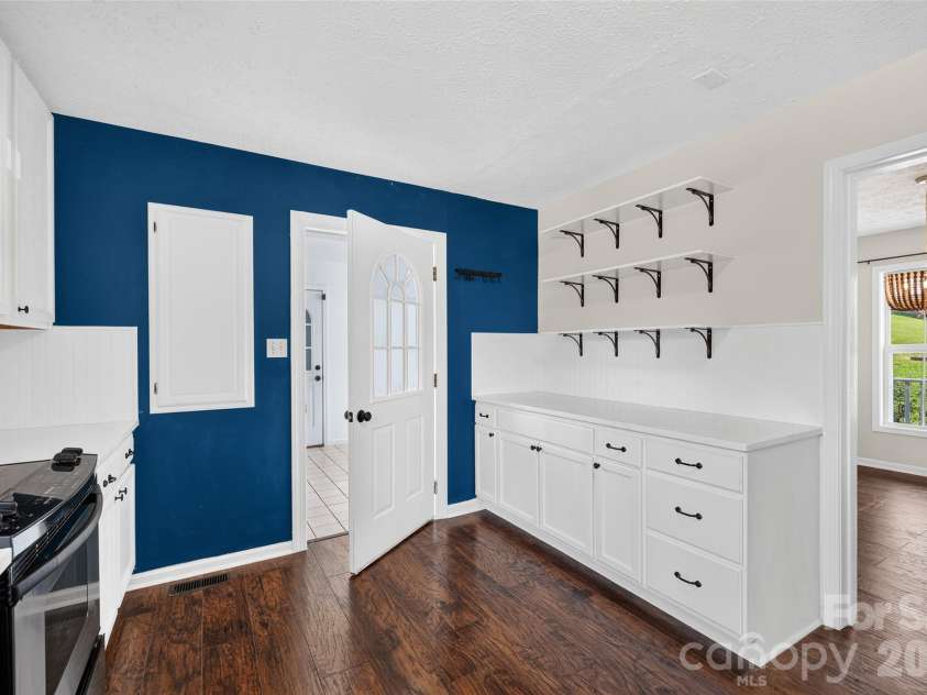 10724 Kingsview Drive, Davidson, NC 28036.  MLS# CAR4409874, YatesRealty ID 45444. Kitchen space. Wall mounted shelving for display.