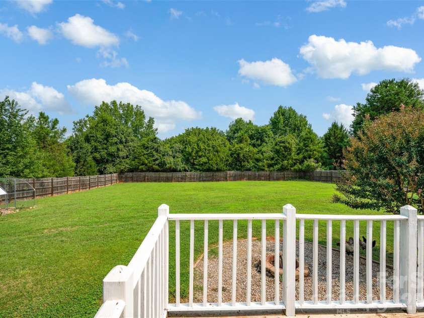 10724 Kingsview Drive, Davidson, NC 28036.  MLS# CAR4409874, YatesRealty ID 45444. Large, fenced in backyard.