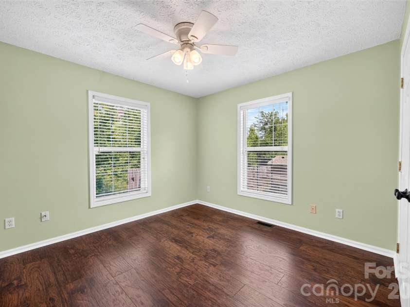10724 Kingsview Drive, Davidson, NC 28036.  MLS# CAR4409874, YatesRealty ID 45444. Main floor bedroom.