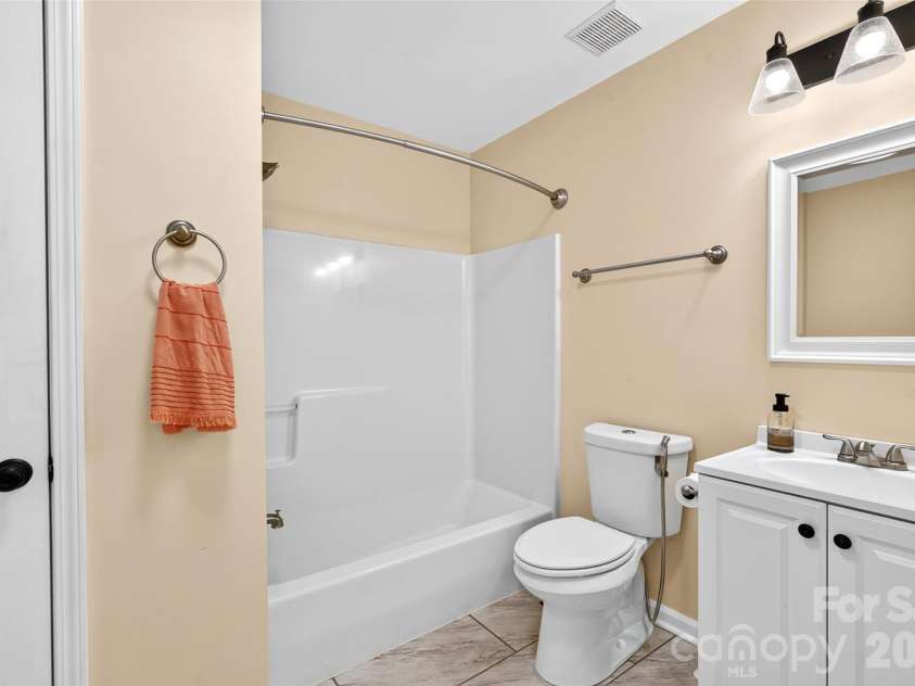 10724 Kingsview Drive, Davidson, NC 28036.  MLS# CAR4409874, YatesRealty ID 45444. Main floor full bath.