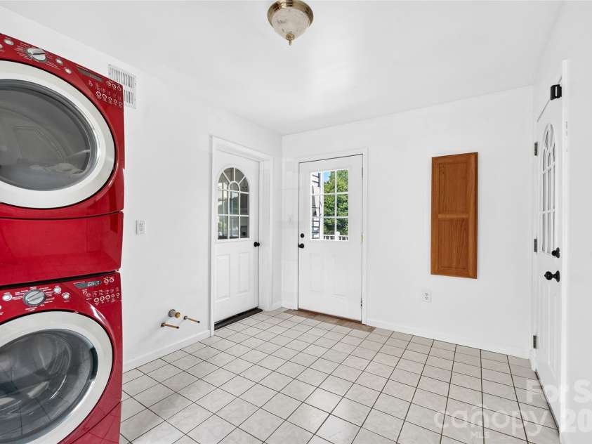 10724 Kingsview Drive, Davidson, NC 28036.  MLS# CAR4409874, YatesRealty ID 45444. Oversized laundry room. The options are endless.