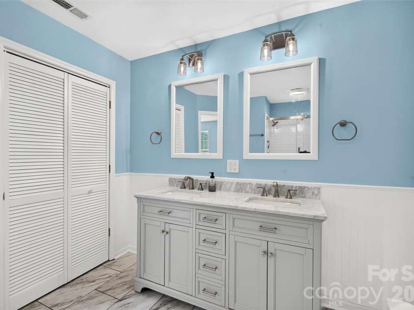 10724 Kingsview Drive, Davidson, NC 28036.  MLS# CAR4409874, YatesRealty ID 45444. Primary bedroom full bath.